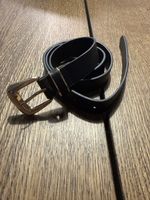 Schlanker, schwarzer Gürtel – das perfekte Accessoire!