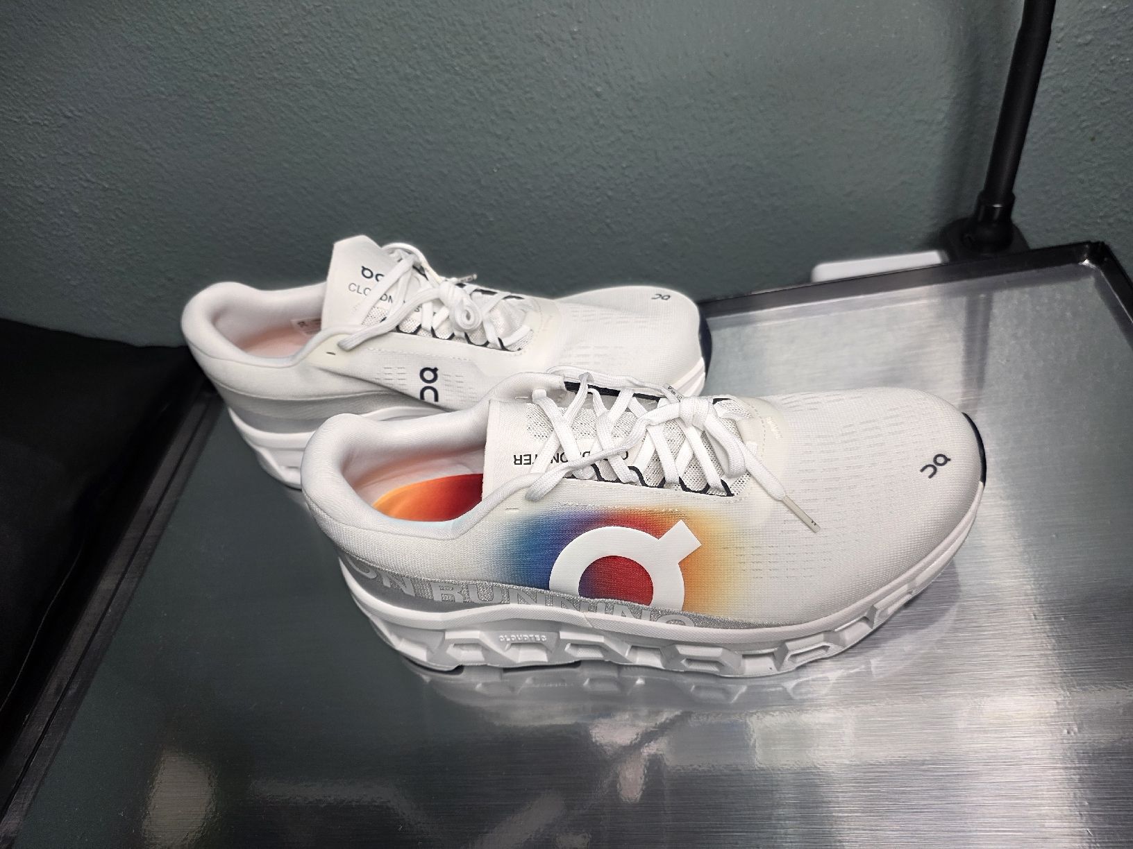 On Scarpe da uomo: On Running Cloudmonster 2, White Rainbow, Size EU 45 – Nuovo (secondo la descrizione) da Brüttisellen venduto da par_8zbj 1