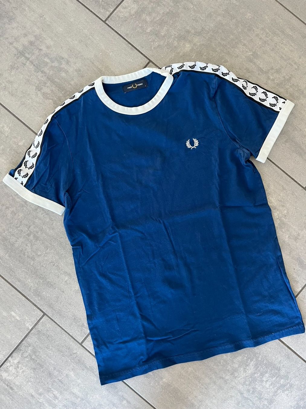 Fred Perry T-Shirts: FRED PERRY T-Shirt Blau – Gebraucht aus Otelfingen von Denis_ZH