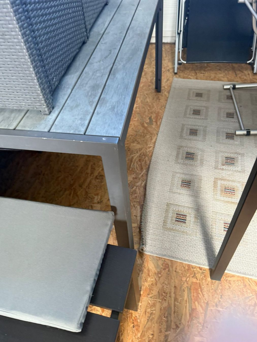 Set de table et chaises: Bank und Tisch – D'occasion à Dietikon par arj_lrs8 7