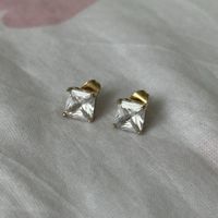 18KGP Goldene Quadratische Ohrstecker mit Zirkonia 
