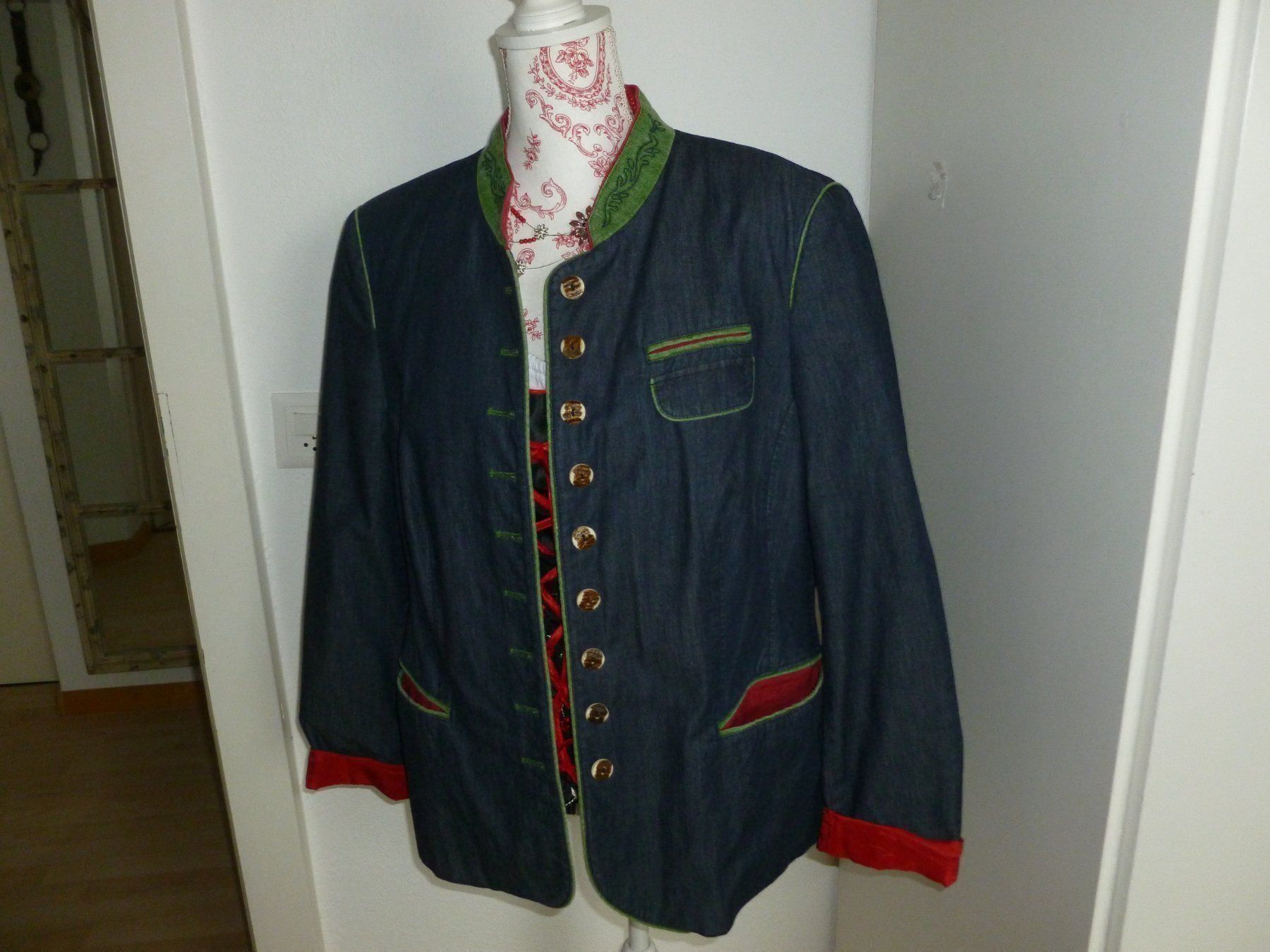Lotti di vestiti: Trachtenmode – Usato da Arlesheim venduto da Jadur