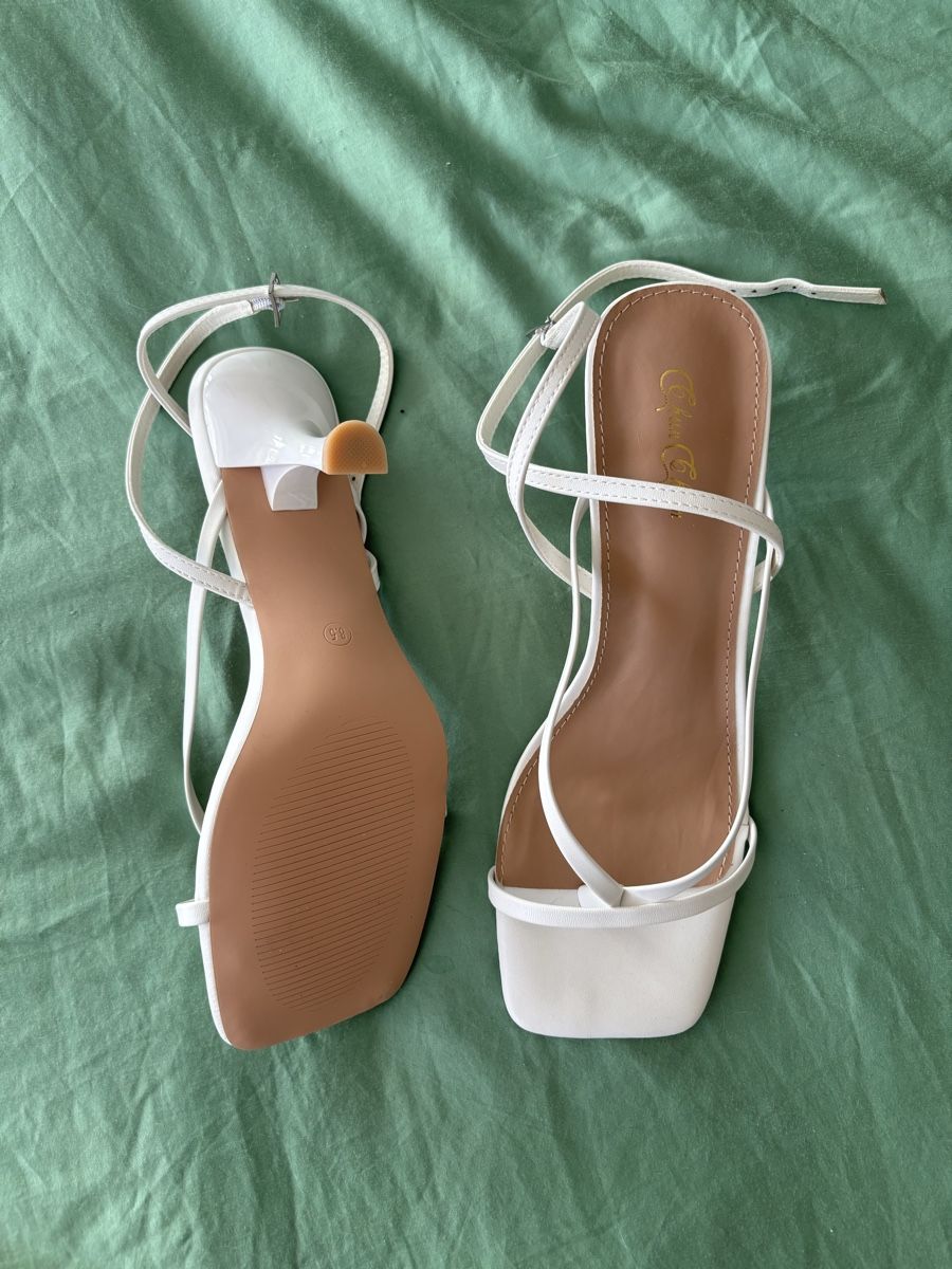 Scarpe da donna: NEU: Weisse Sandaletten mit Absatz – Nuovo e nell'imballaggio originale da Ittigen venduto da carpediempotato 1