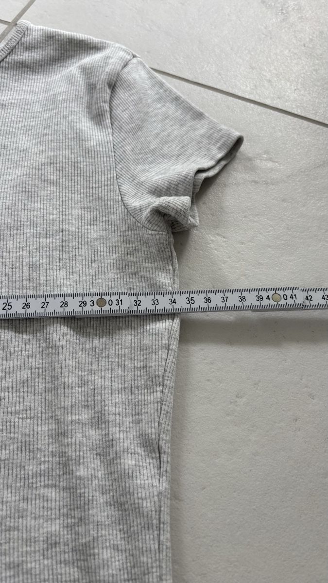 Bershka Top: Graues Bershka T-Shirt M – Usato da Seengen venduto da sa_land 3