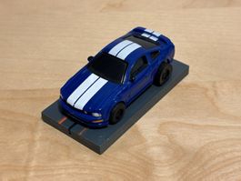 Auto World Super III Mustang blau/weiss