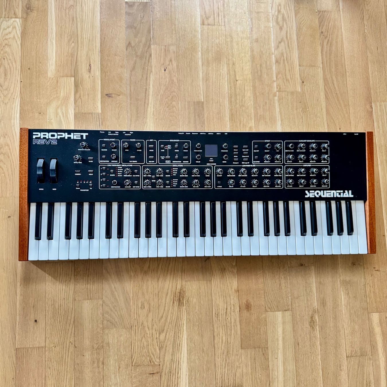 Sequential Strumenti musicali: Sequential Prophet Rev2 8V Synthesizer + Hardcase + Cover – Nuovo (secondo la descrizione) da Zürich venduto da synthini