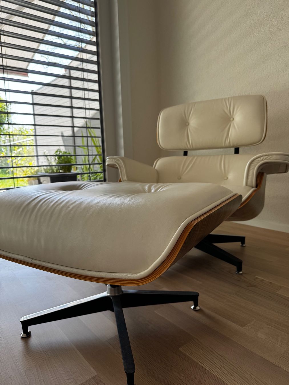 Eames Sessel: Eames Lounge Chair & Ottoman – Gebraucht aus Echichens von unideks 4