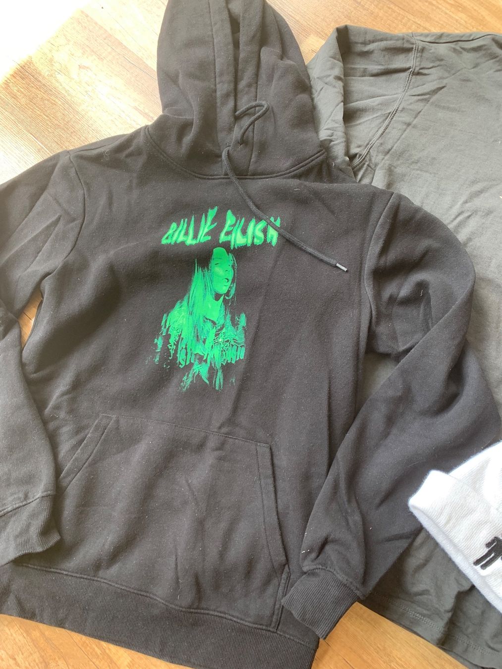 Lotti di vestiti: BILLIE EILISH grosses Fanpaket Hoodies Pullover Gr. S – Usato da Meiringen venduto da Jackwashere 3