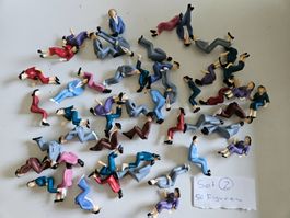 50 sitzende Figuren für LGB