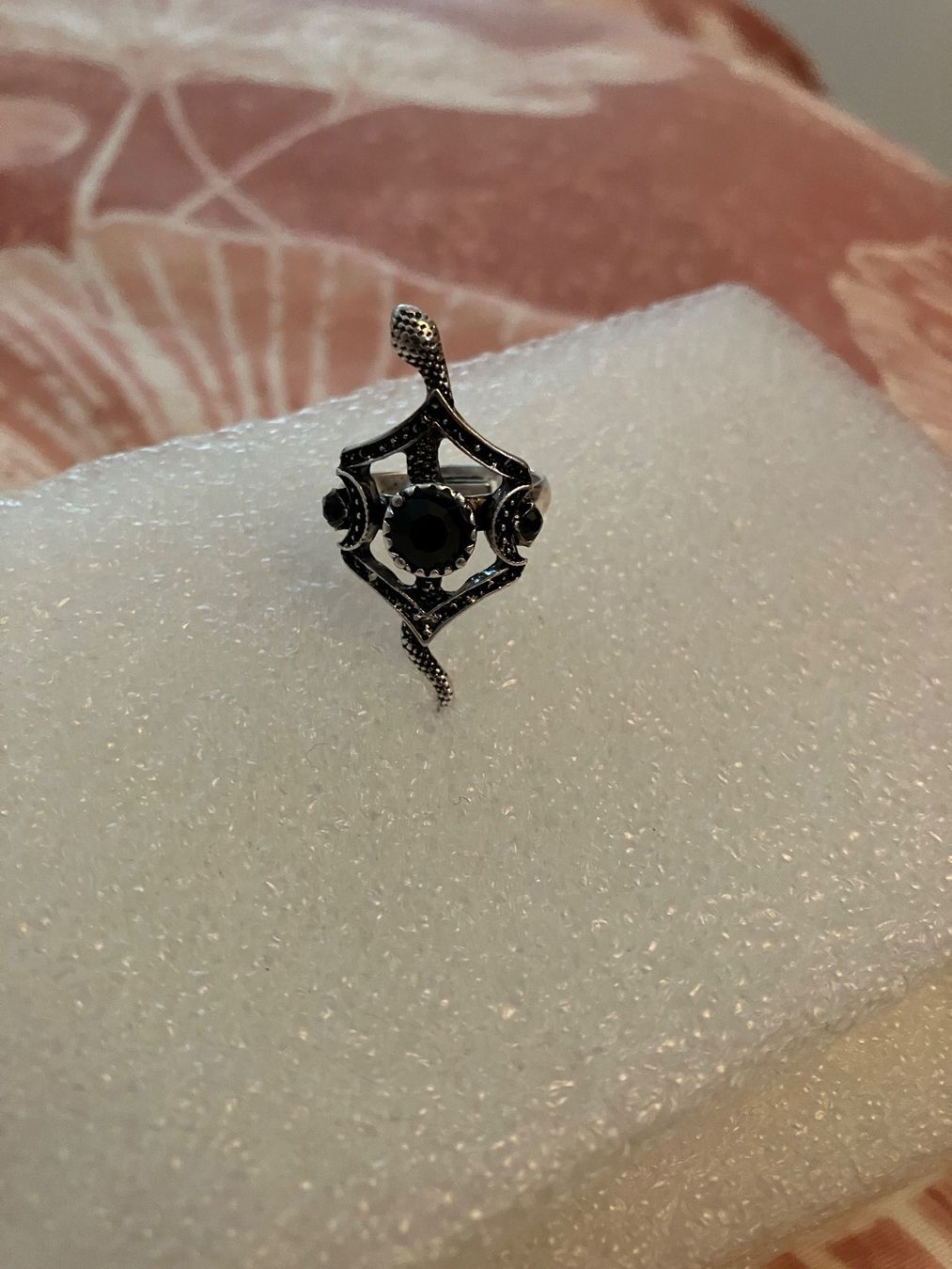 Ringe: schöner silberfarbener Schlangenring, schwarze Steine, – Neu (gemäss Beschreibung) aus Affoltern am Albis von Dlotti 2