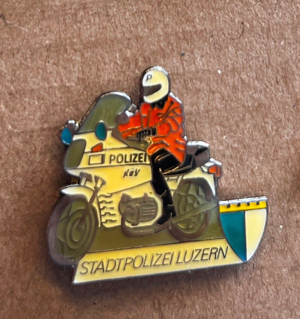 Placchette & Badge: Pin, Stadt Polizei Luzern   – Usato da Obernau venduto da Wgnom