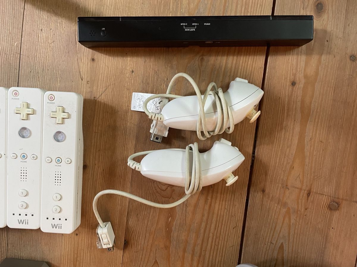 Nintendo Console: Nitendo Wii inkl. 4 Controller & 2 Nunchucks – Usato da Winterthur venduto da Xavira 3