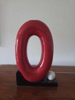 Blumenvase Keramik rot oval mit Sockel und Kugel, gebraucht