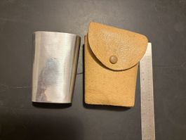 Reise- und Badebecher, Aluminium in Lederetui, vintage