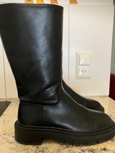 Damenschuhe: Stiefel - Stiefelette – Gebraucht aus Lufingen von Montreux 1