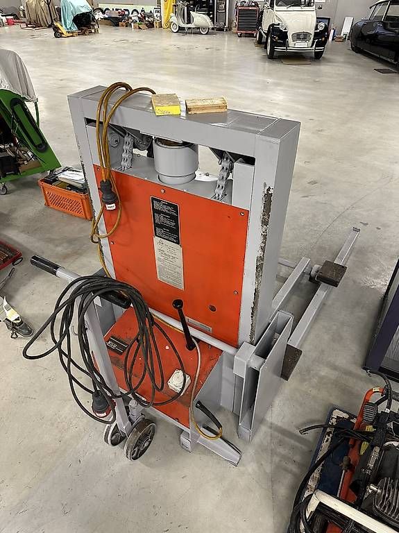 Piattaforme elevatrici & Crick: Lift voiture 2000kg – Usato da Murten venduto da Fountain35 2