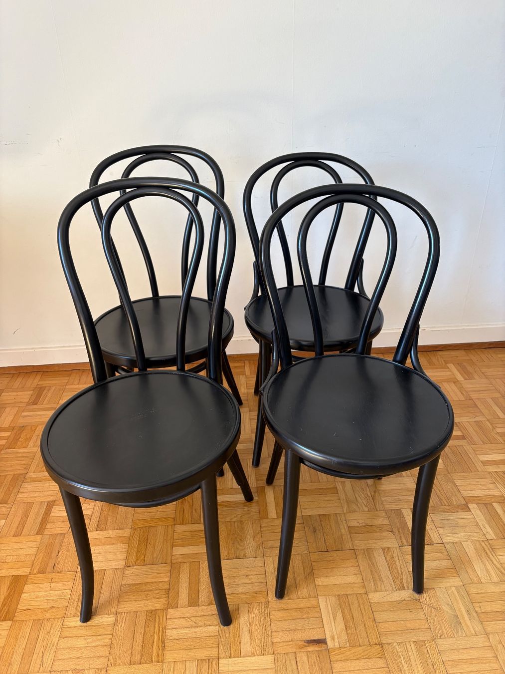 Sedie: 4 schwarze Bistro-/Bugholzstühle – Usato da Basel venduto da Joelleeschmid 2