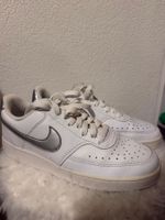 Baskets Nike blanches argentées taille 39 bon état
