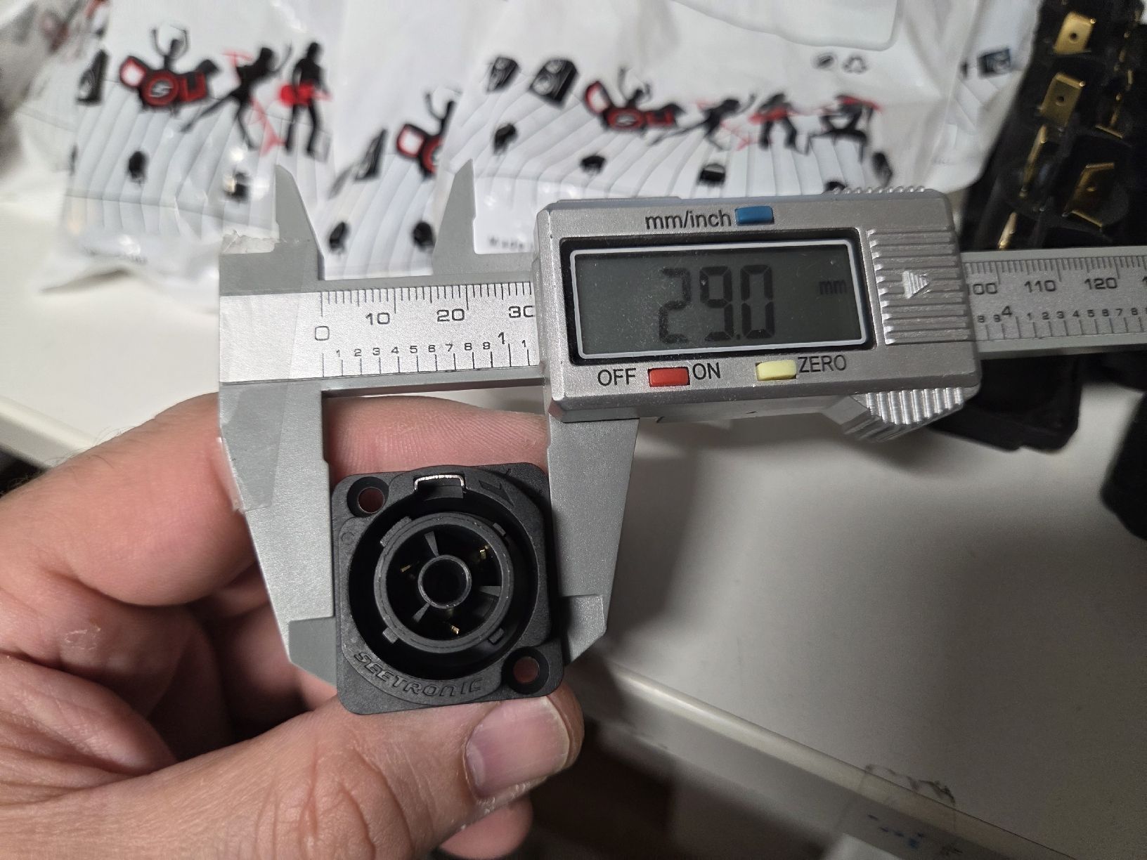 Spine: Seetronic SAC3FPX20 PowerCon TRUE1 TOP Chassis-Stecker – Nuovo e nell'imballaggio originale da Zürich venduto da eymen20 4