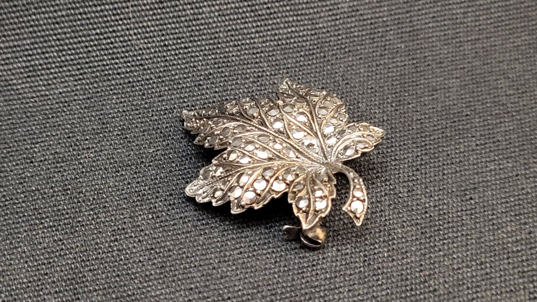 Broches & Aiguilles: Silber-Brosche AHORNBLATT mit Markasiten – D'occasion à Basel par spinne02 1