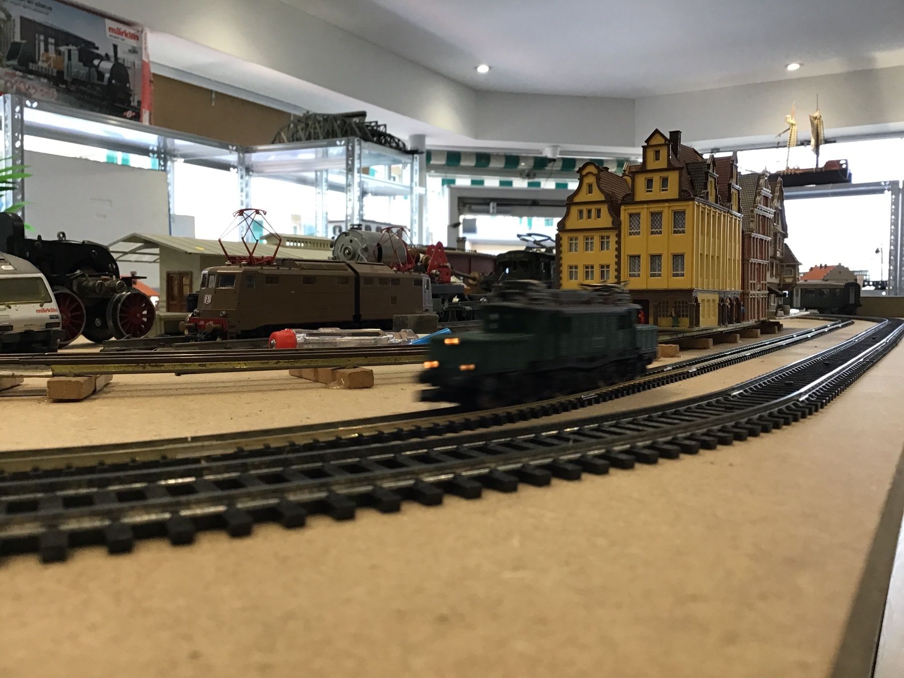 Trix Modellini di ferrovie: MINITRIX E-Lok BR 194 147-7, SPUR N – Usato da Männedorf venduto da Modell-Spezialisten 2