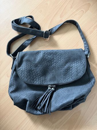 Graue Umhängetasche im Schlangenleder-Look