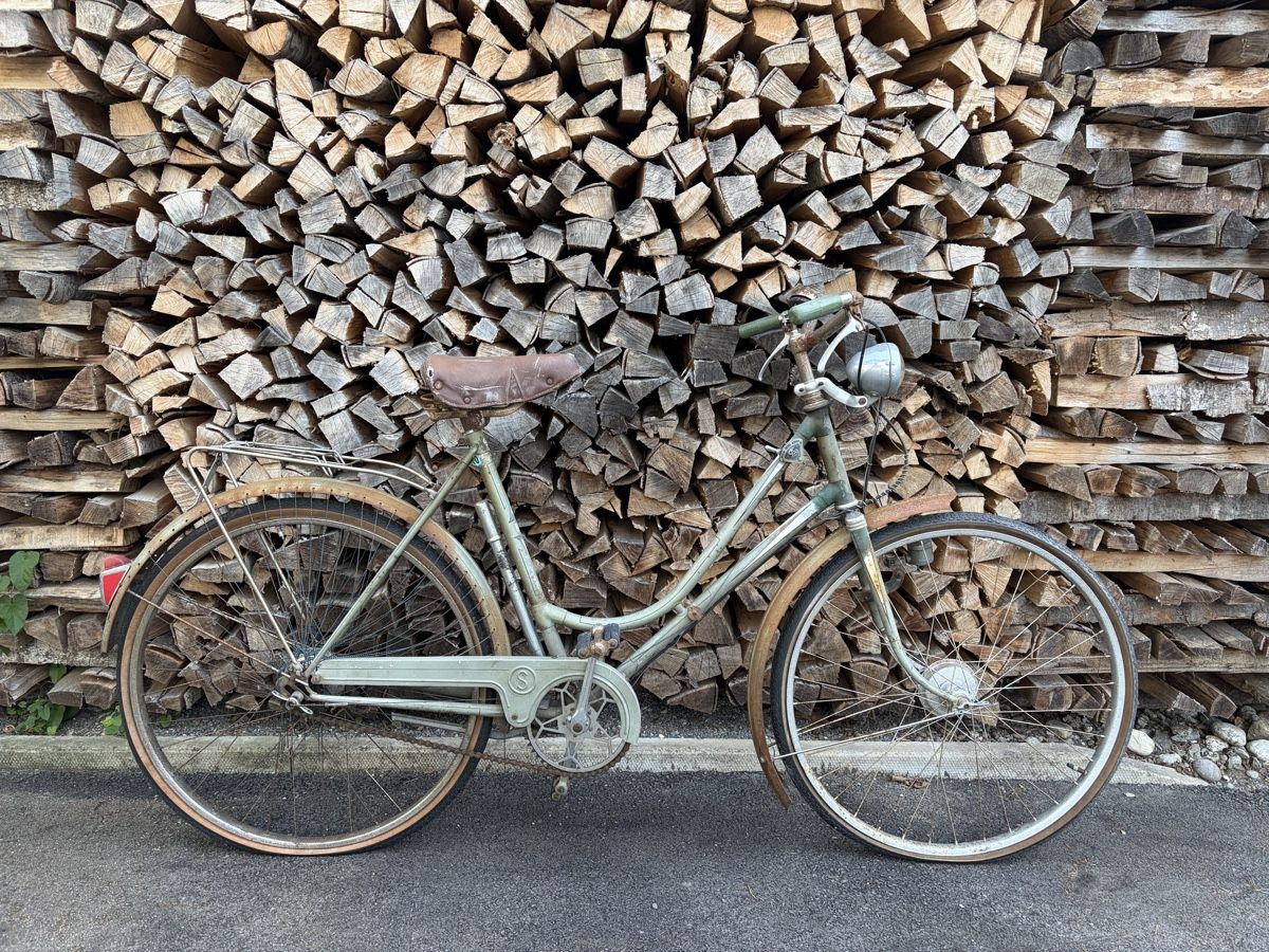 Biciclette: Antikes Damenfahrrad  – Usato da Matten b. Interl venduto da valserma