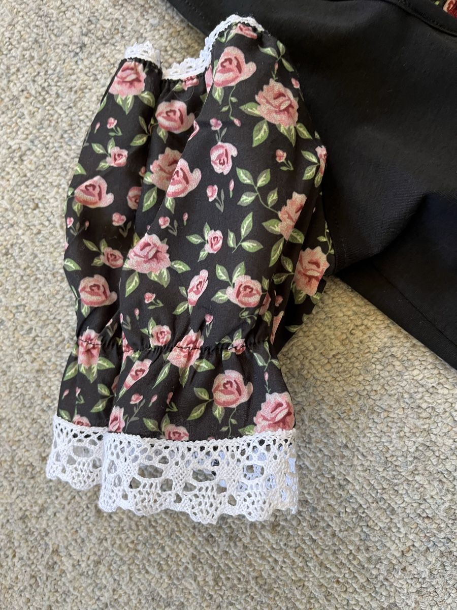 Blusen: Dirndlbluse Grösse L floral schwarz – Neu (gemäss Beschreibung) aus Mosnang von KurtHe 1