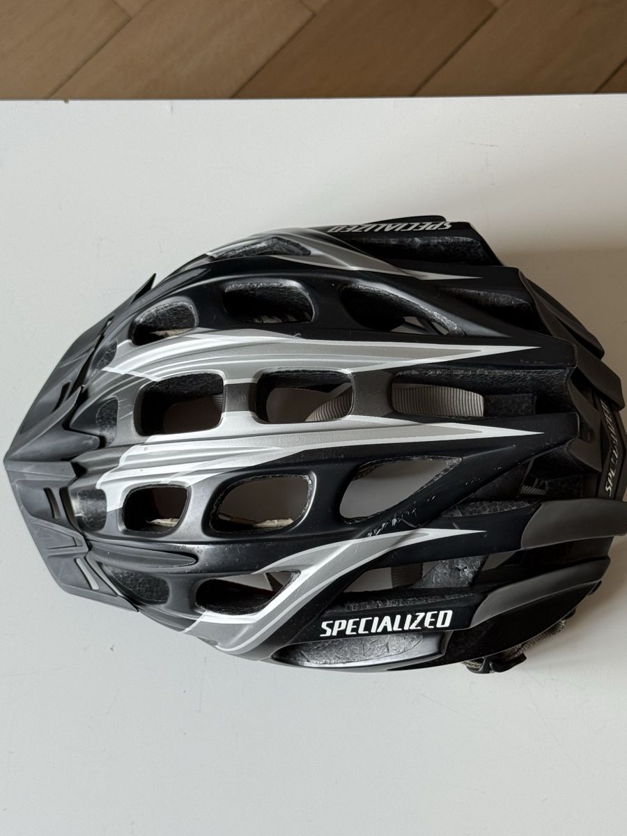 Specialized Helme: Velohut Specialized schwarz/silber – Gebraucht aus Bern von leo_lnw8
