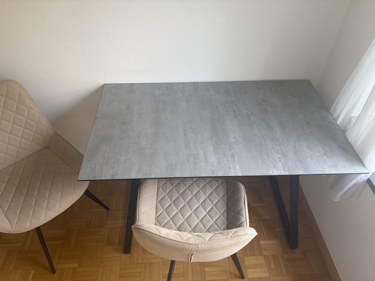 Set di tavolo e panche: Esstisch mit 6 Stühlen, grau und beige – Nuovo (secondo la descrizione) da St. Gallen. venduto da y2364