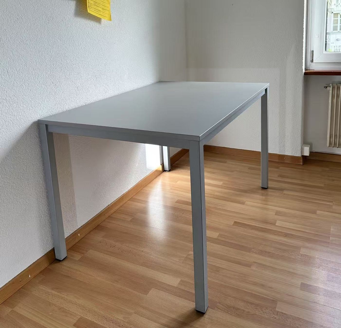 Scrivanie: Moderner Tisch mit stabilem Metallgestell – Usato da Thierachern venduto da tbemoth4