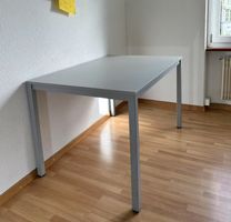 Moderner Tisch mit stabilem Metallgestell