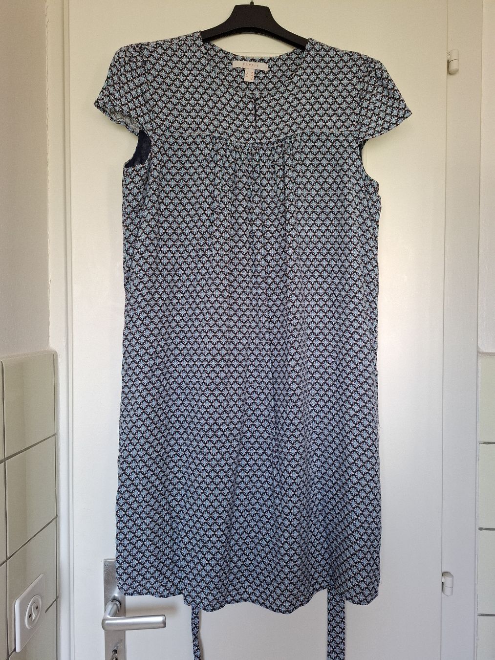 Esprit Kleider: Robe Esprit – Neu (gemäss Beschreibung) aus La Tour-de-Peilz von Marin_nette