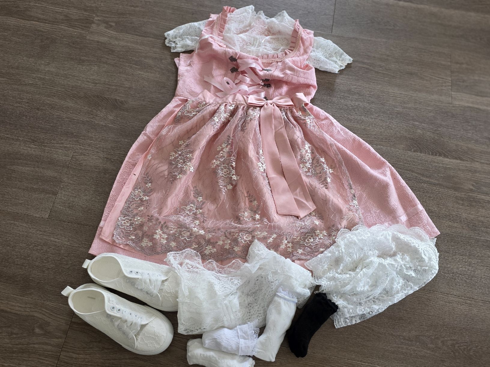Kostüme: Süsses Dirndl-Set, Grösse M, Rosa inkl. Schuhe, Socken – Neu (gemäss Beschreibung) aus Düdingen von Girl 2
