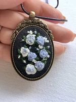Handgestickter Blumen Anhänger im Vintage Stil