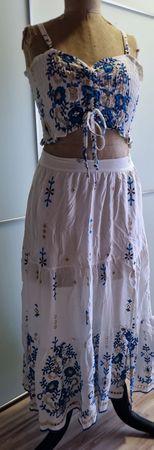 Sommerliches Set: Crop Top & Rock mit blauen Stickereien