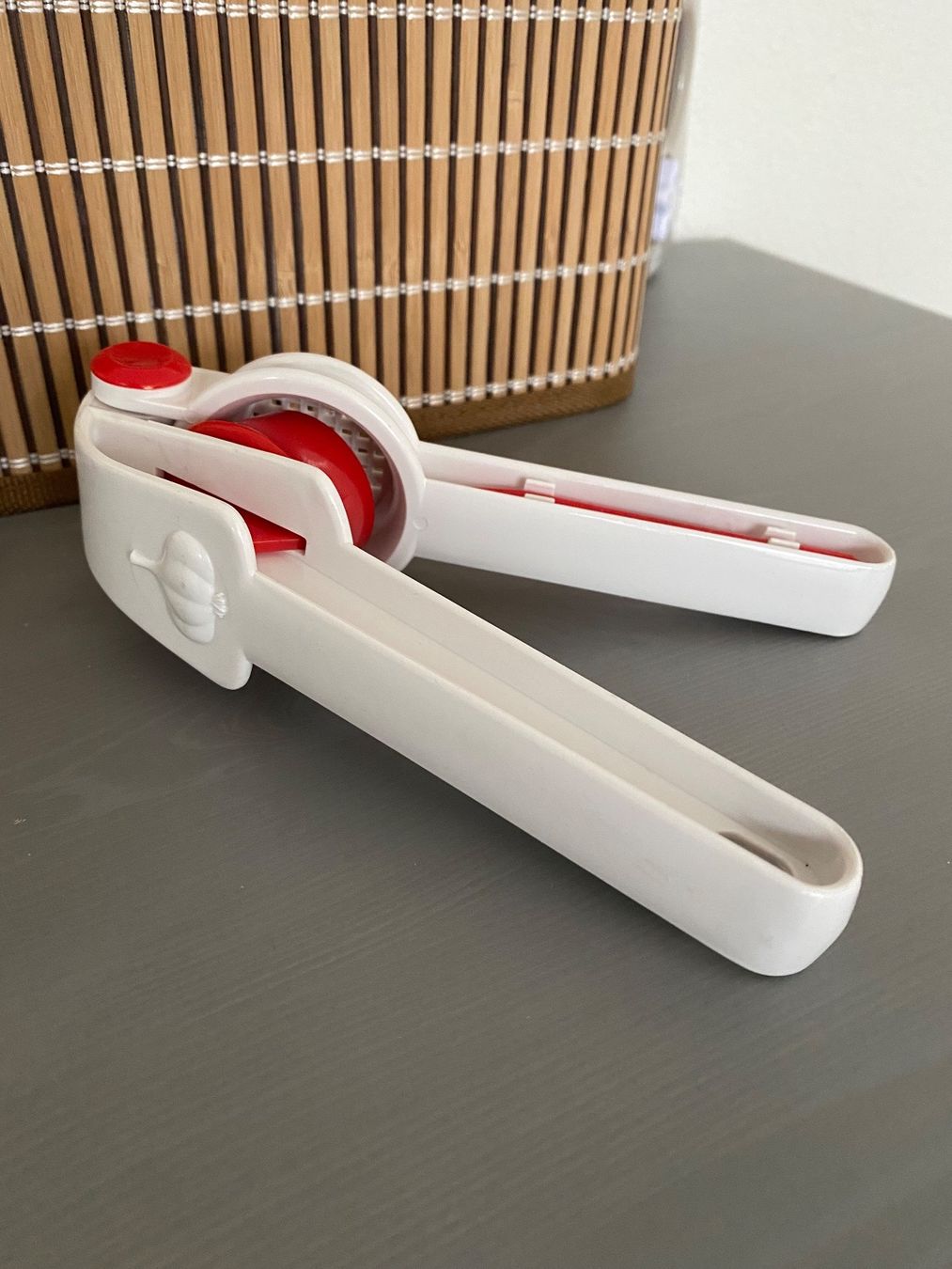 Küchengeräte: Plastic Garlic Press – Gebraucht aus Schlieren von tug_568r