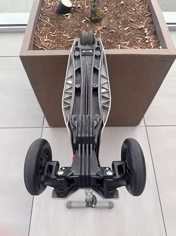 Kickboard: Micro Maxi Kinderroller grau  guter Zustand – D'occasion à Meggen par inf_sj2l 3
