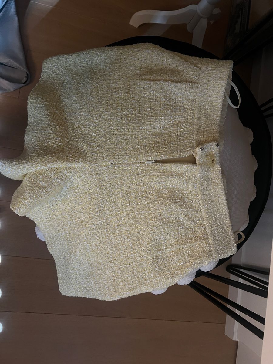 Chanel Pantaloni: Chanel Tweed-Shorts Grösse 38 – Nuovo (secondo la descrizione) da Dietikon venduto da janatroendle