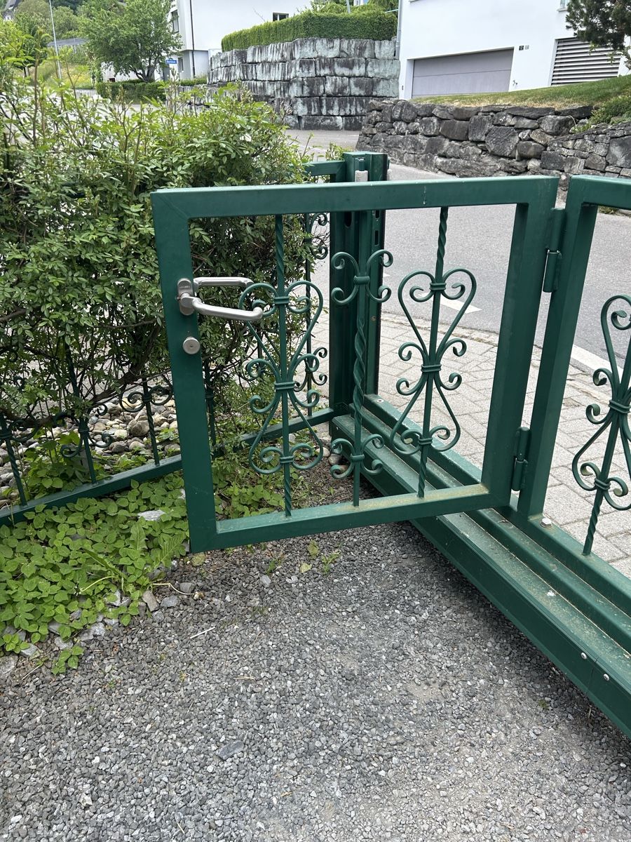 Paravents: Massives Eisen-Schiebetor mit integriertem Gartentor – Défectueux à Lüchingen par Imana 1