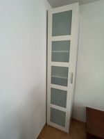 Schrank weiss mit Glaselementen