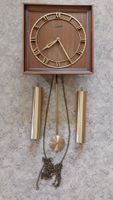Wanduhr mit Pendel, geöltes Nussbaumholz