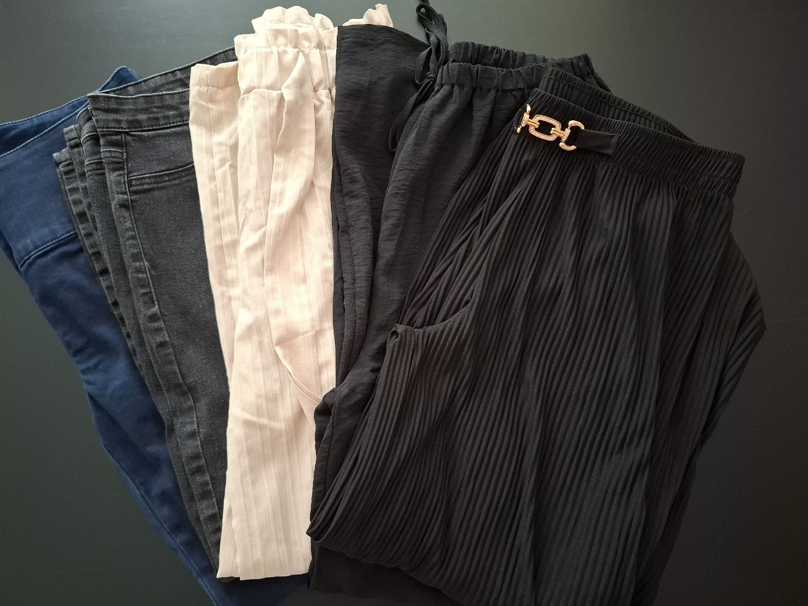 Lotti di vestiti: 5 x Damenhosen / Grösse 42 + L – Usato da Dällikon venduto da Shishio