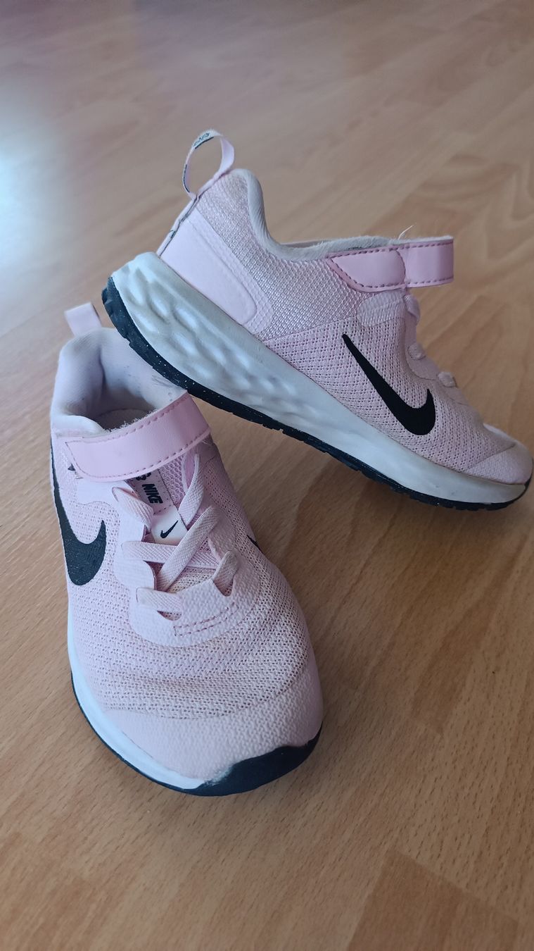 Nike Scarpe per ragazze: Kinder/ Sneakers/ Mädchen /Gr 27.5/ Nike – Usato da Flims Dorf venduto da ali_8n8q 2