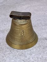 Petite cloche ancienne marquée du numéro 6