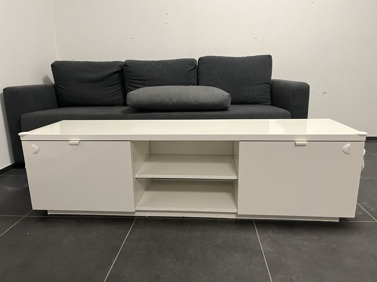 Ikea Mobili TV: IKEA BYAS - White TV Stand / Lowboard With Storage Space – Usato da Arlesheim venduto da Sahil_S13 2