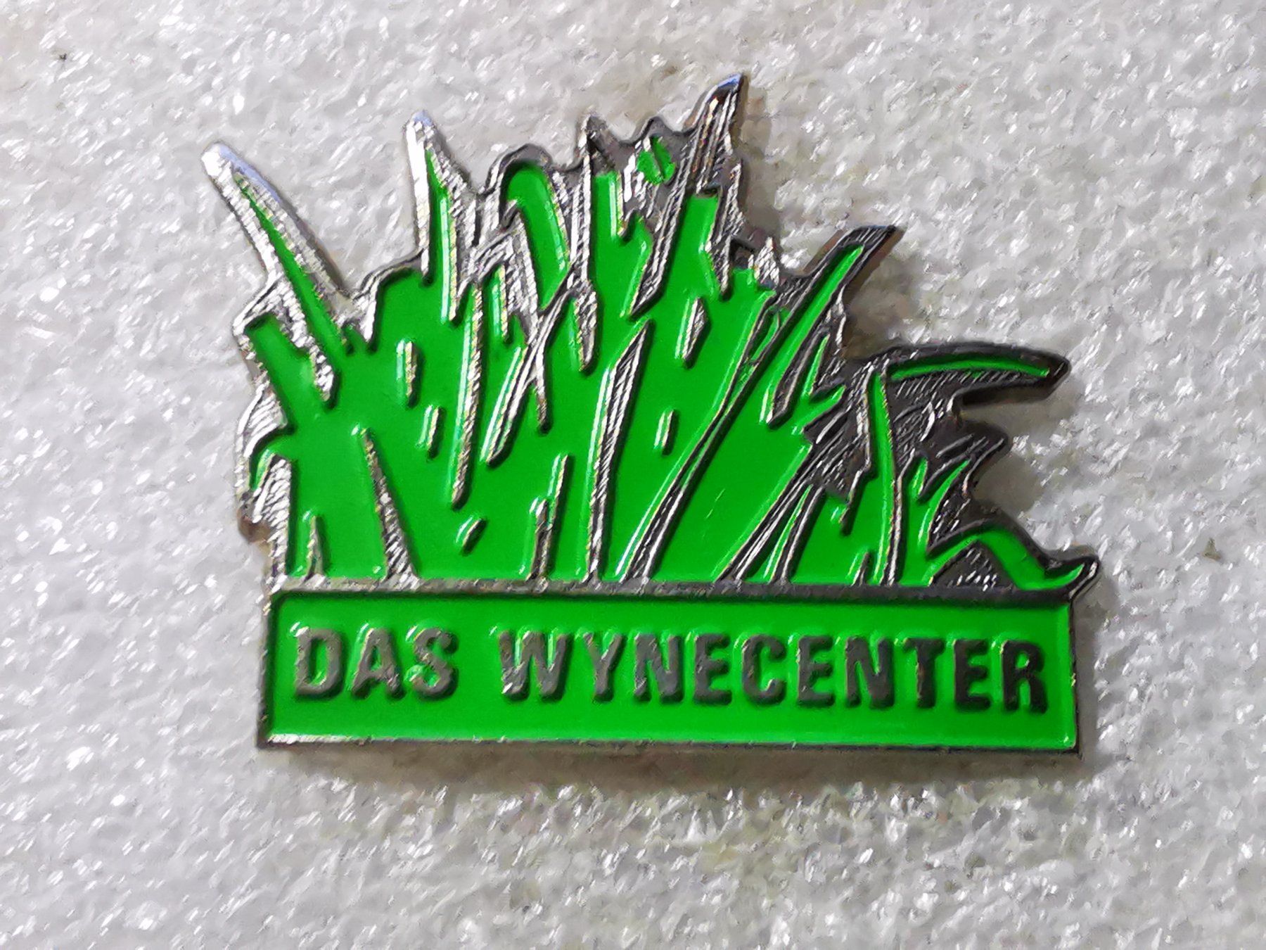 Placchette & Badge: Ansteckpin 99: Das Wyne Center – Usato da Oppligen venduto da Pin-Fall-Shop
