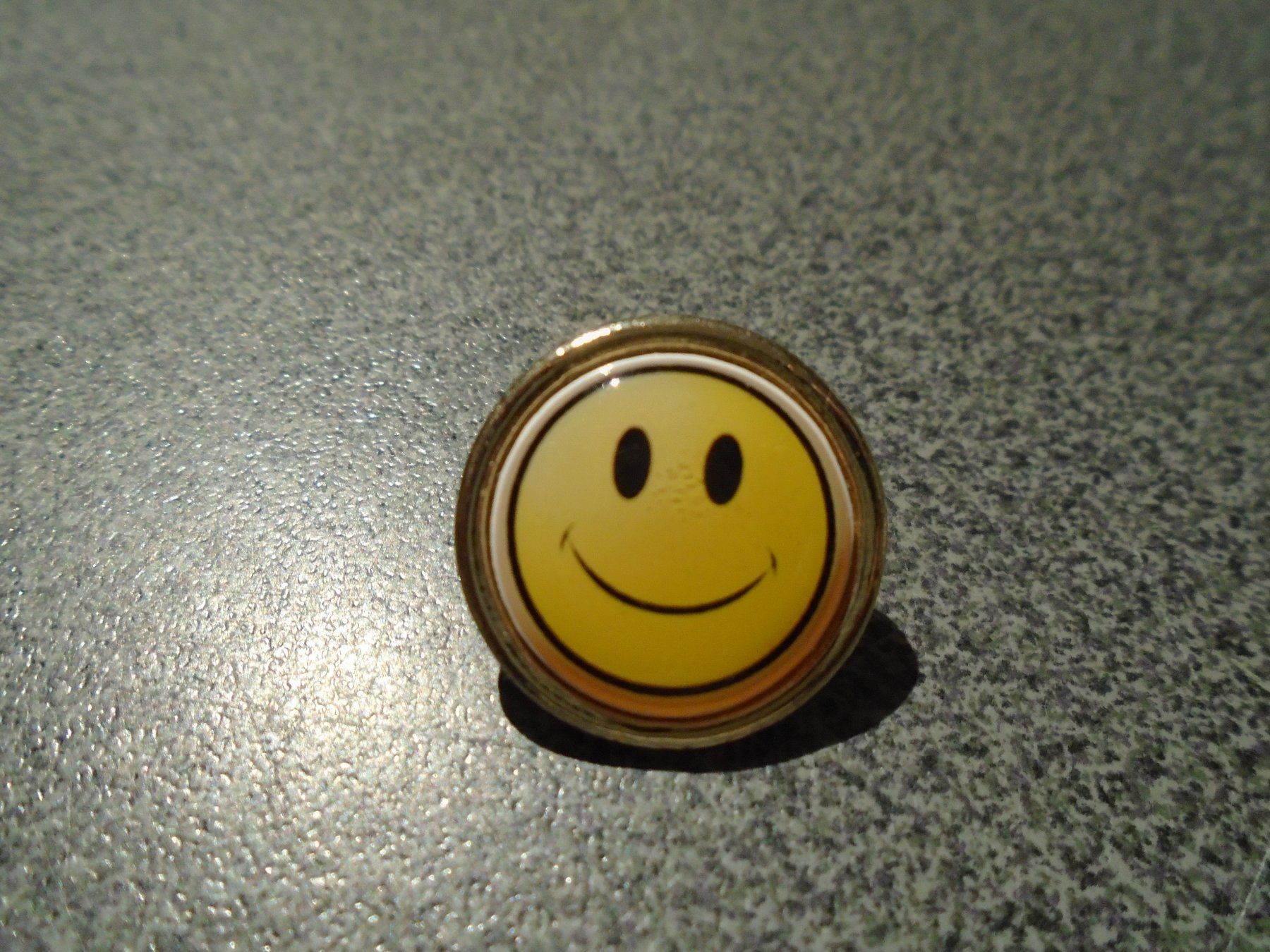 Plaketten & Abzeichen: Pin Smiley, gelb – Gebraucht aus Zürich von abraxas1291