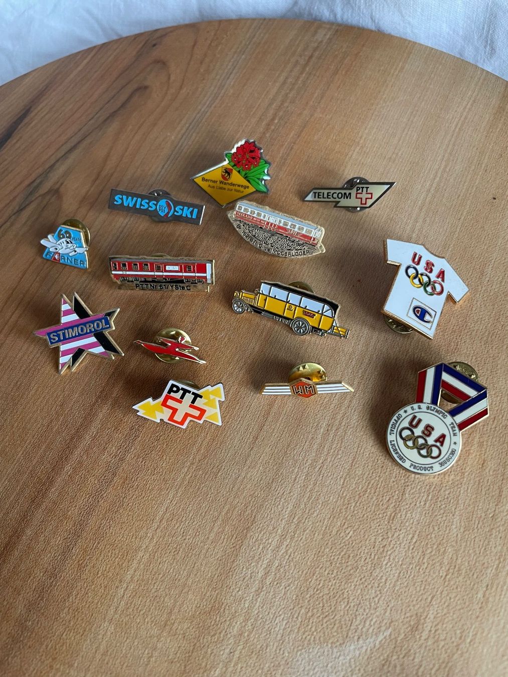 Spille & Fermagli: Pin Sammlung: Post/PTT, Olympic USA, Berner Wanderwege, etc – Usato da Köniz venduto da kupu-kupu