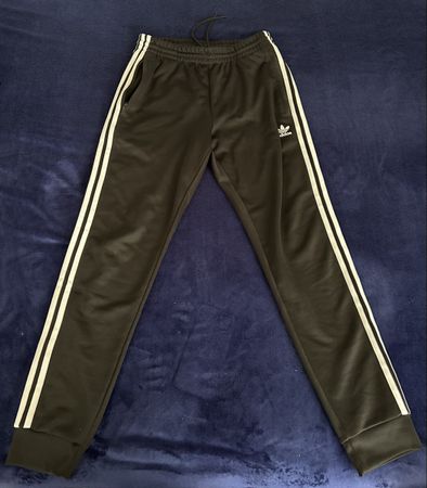 Schwarze Adidas Jogginghose mit Streifen, Gr. S super!